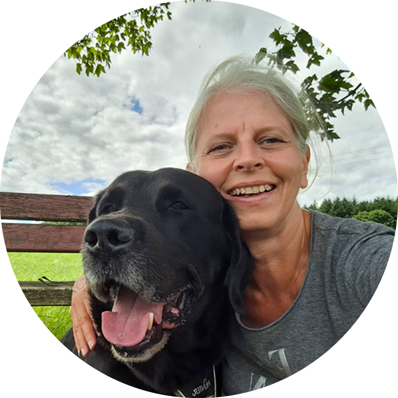 Grafikdesignerin Heidrun mit ihrem besten Mitarbeiter, Feelgood-Manager und Bürohund Remo