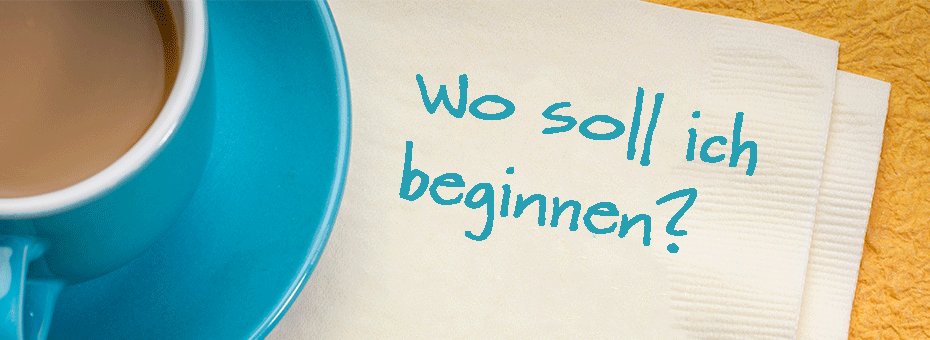 Eine tĂĽrkise Tasse, weiĂźe Servietten mit dem Text: Wo soll ich beginnen?
